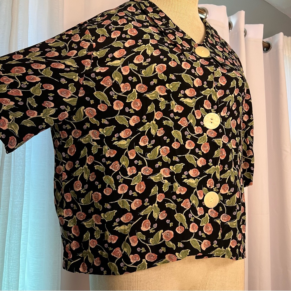 Women’s vintage multi color floral top button pleated back w/ bow a short sleeve